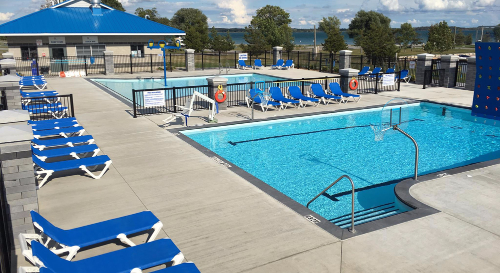 Outdoor wading pool and leisure pool at Quinte's Isle Campark